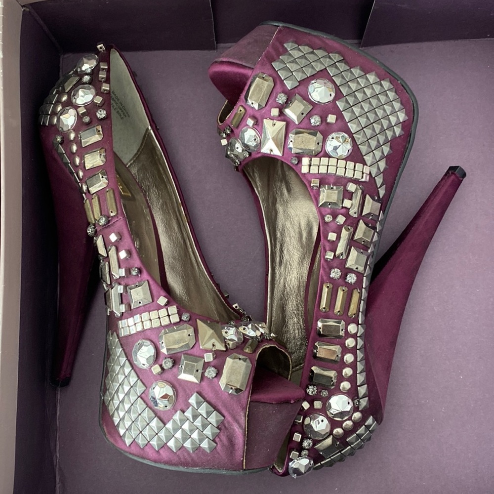 Wild pair studded heels, color burgundy. Size 7